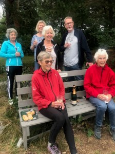 Fornøyde deltakere på den «formelle åpningen» av Borghilds plass.